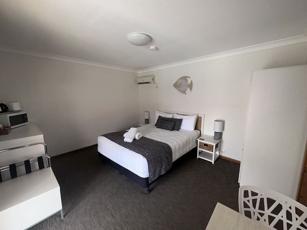 Karuah Motor Inn Deluxe Queen Room 3