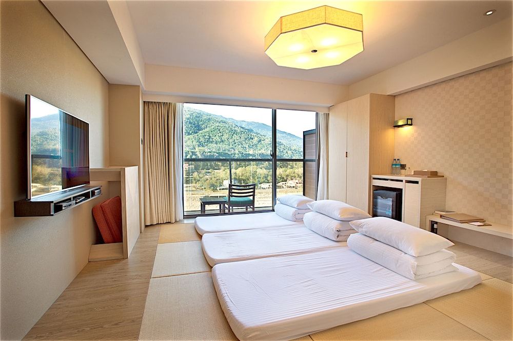 Chihpen Century Hotel Deluxe Triple Room