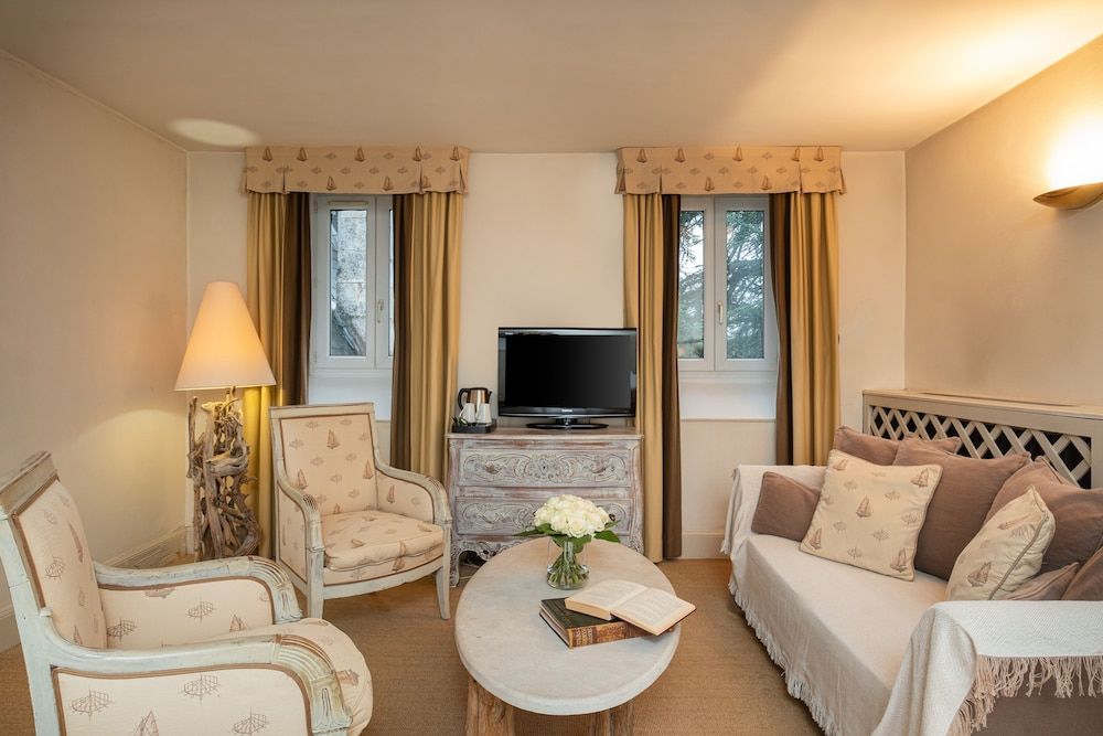 Chateau des Reynats Junior Double Room 6