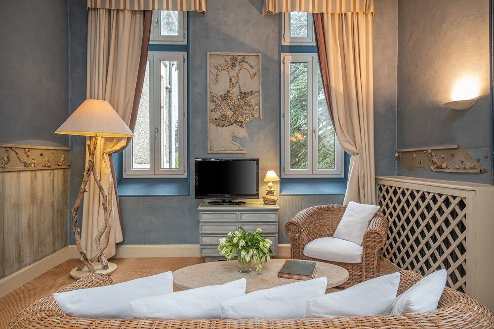 Chateau des Reynats Junior Double Room 5