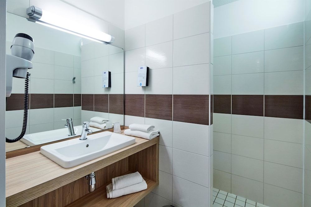 Kyriad Clermont Ferrand Nord - Riom Standard Room, 1 Double Bed 5