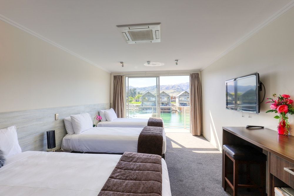 Standard Triple Room, 1x Queen Bed, 2x Single Beds, Marina View