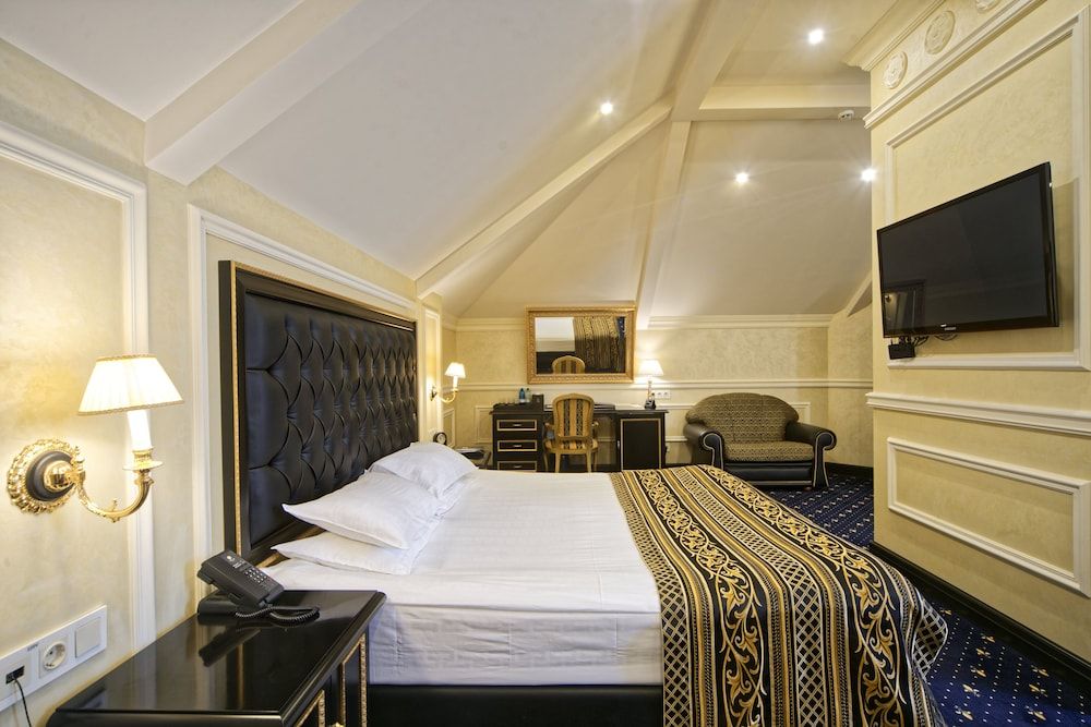 Suite (Attic)