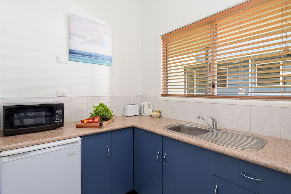 Tin Can Bay's Sleepy Lagoon Motel Standard Cabin (Queen and Two Singles) 3