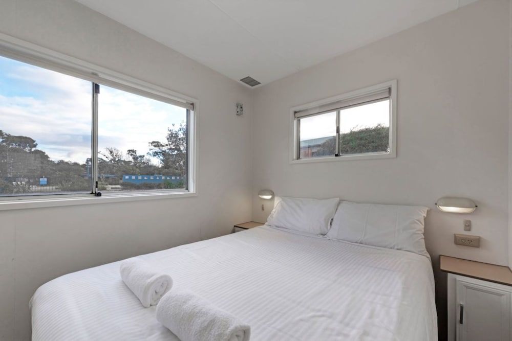 Discovery Parks - Pambula Beach Economy Cabin - Sleeps 4