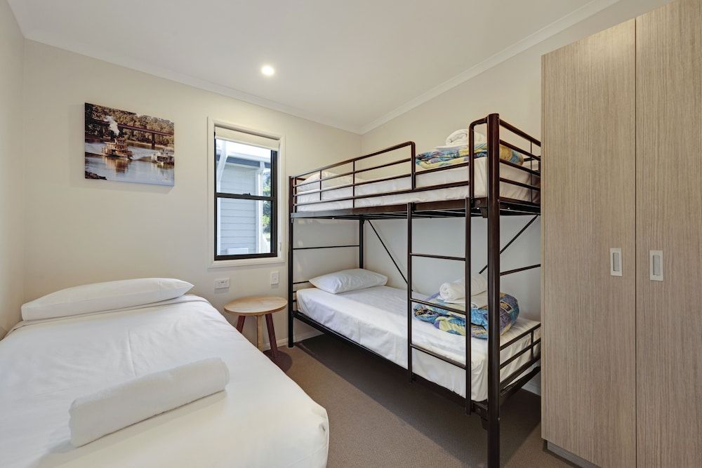 Superior 2 Bedroom Cabin (Sleeps 5)