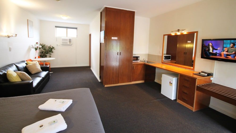 Melaleuca Lodge Queen Spa Room 3