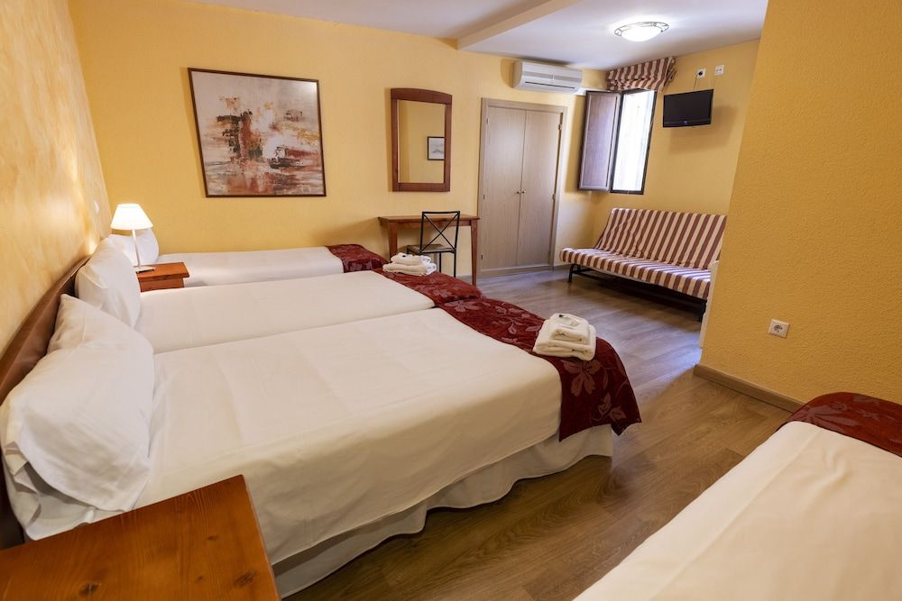 Hostal Restaurante Puerta del Alcázar Quadruple Room 3