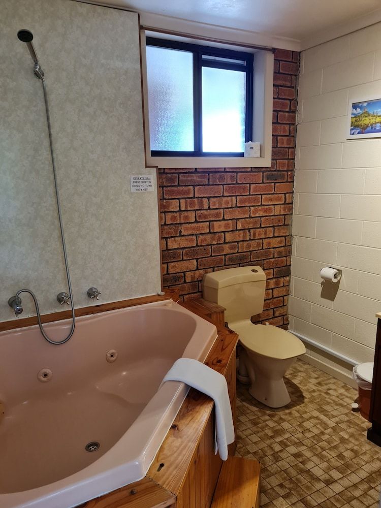 Toora Lodge Motel Standard Room, Jetted Tub 3