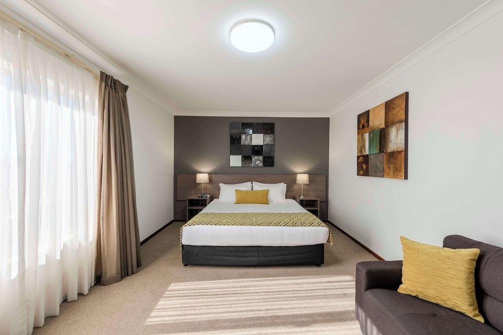 Suite, 1 King Bed, Non Smoking (Dining Table)