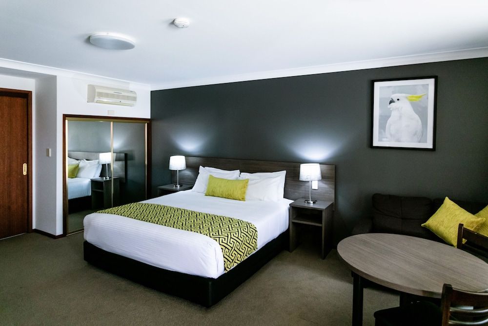 Suite, 1 King Bed, Non Smoking (Dining Table)