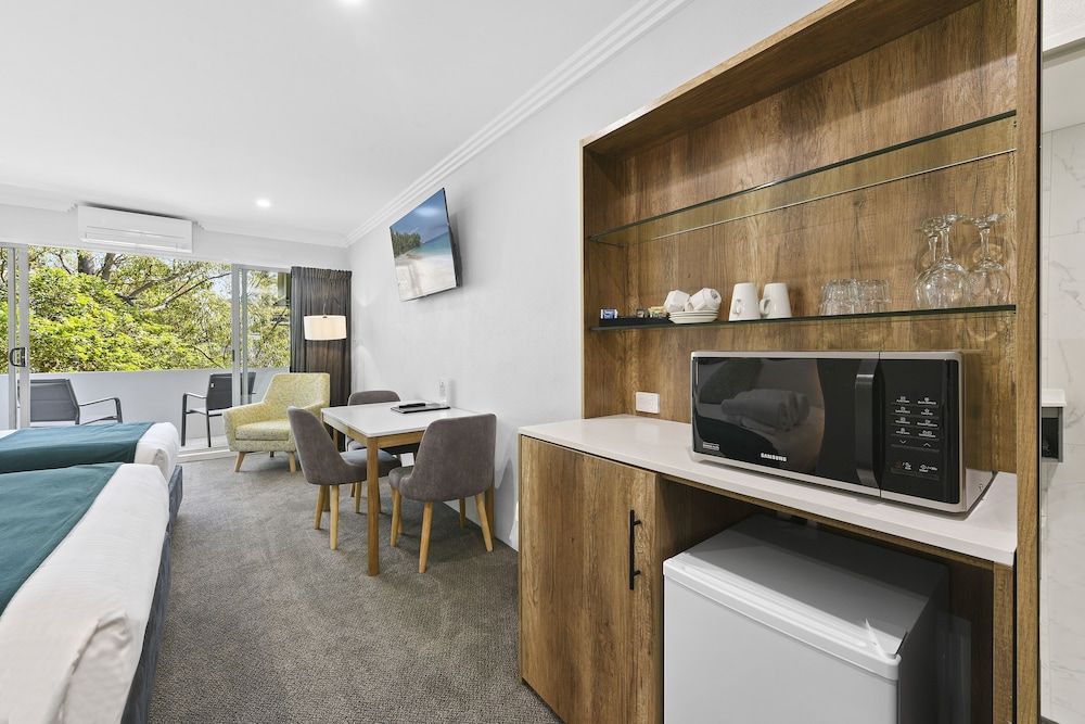 Palm Court Motor Inn Superior Twin Room, Balcony, River View 11