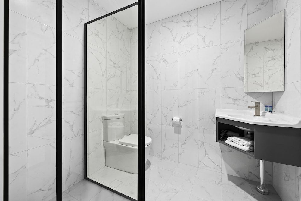 Palm Court Motor Inn Family Room 2