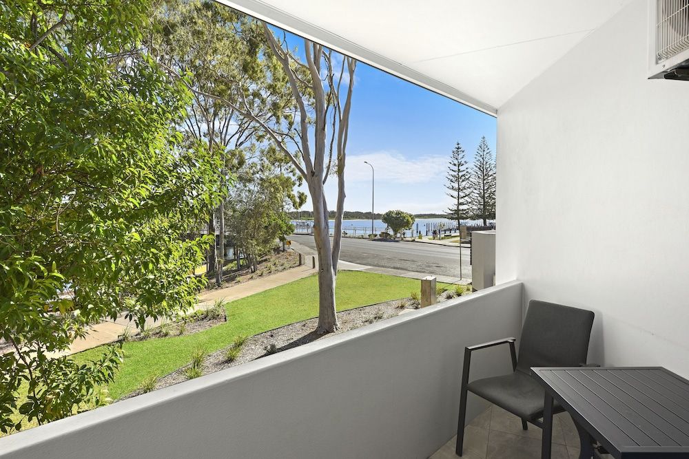 Palm Court Motor Inn Superior Twin Room, Balcony, River View 6