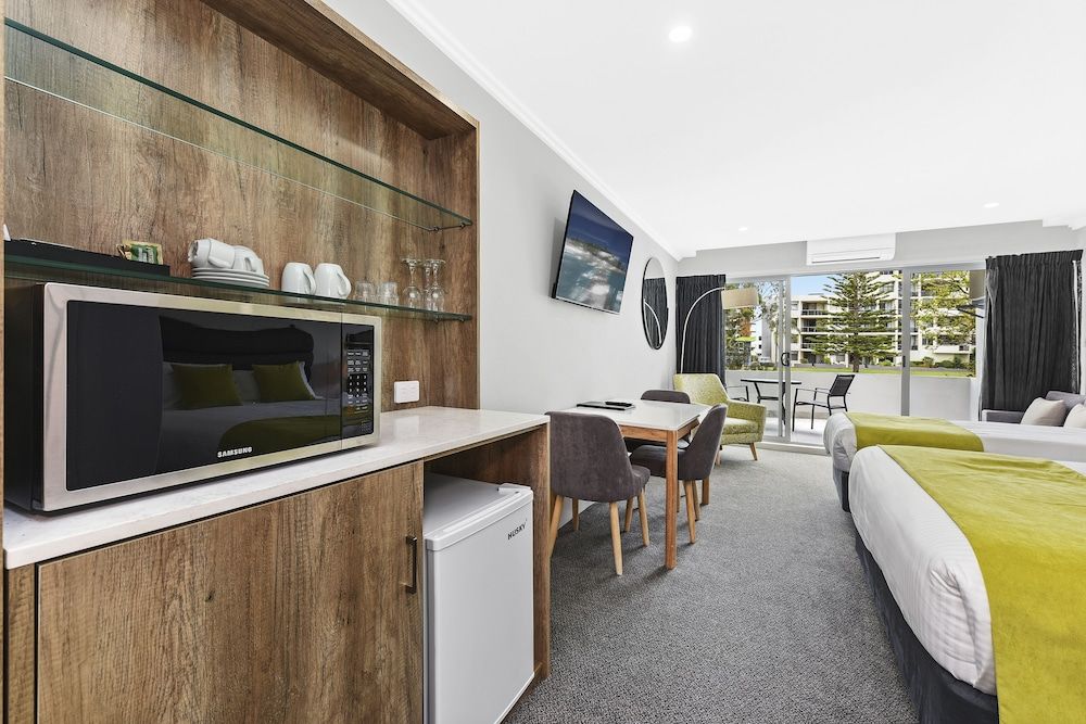 Palm Court Motor Inn Superior Twin Room, Balcony, River View 10