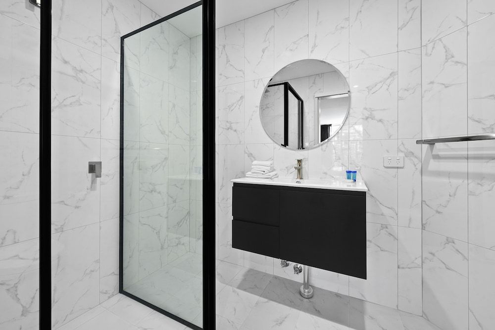 Palm Court Motor Inn Superior Twin Room, Balcony, River View 9