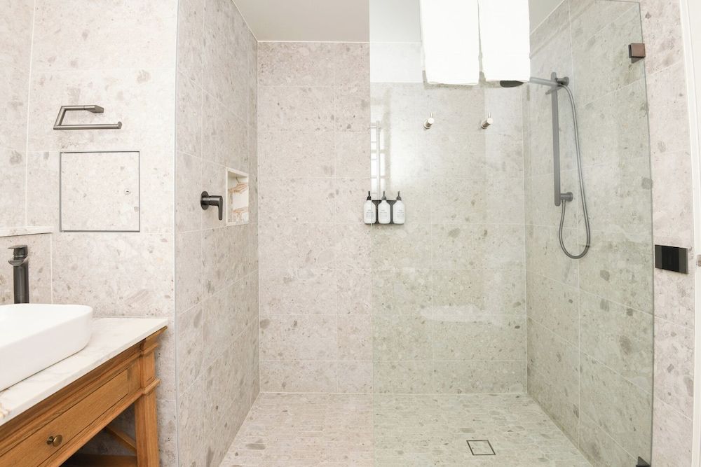 Lake Jindabyne Hotel Executive Room 8