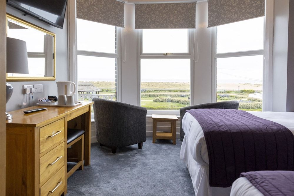 Furzedown Hotel Premium Twin Room, Ensuite, Sea View 2
