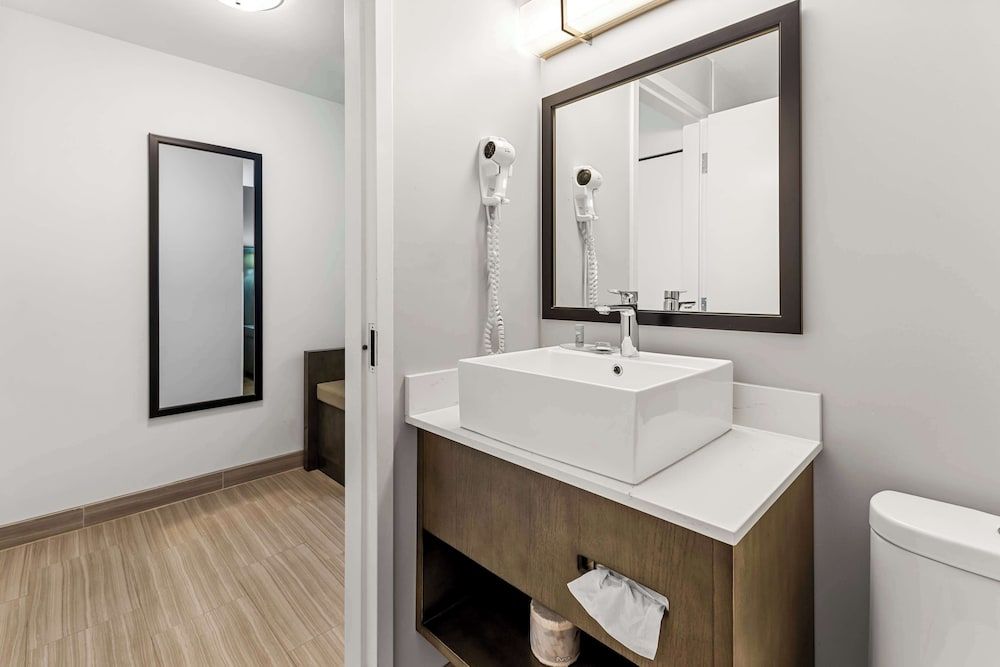 Best Western Cowichan Valley Inn Standard Room, 1 Queen Bed, Accessible, Non Smoking 4