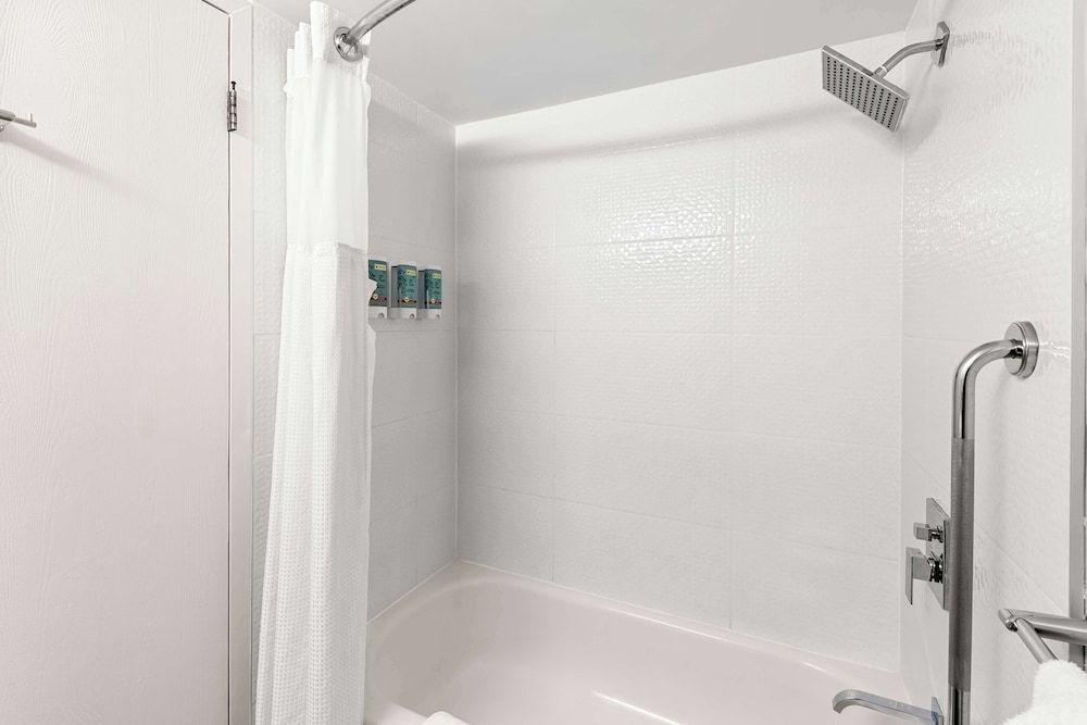 Best Western Cowichan Valley Inn Family Room, 2 Queen Beds, Non Smoking 4