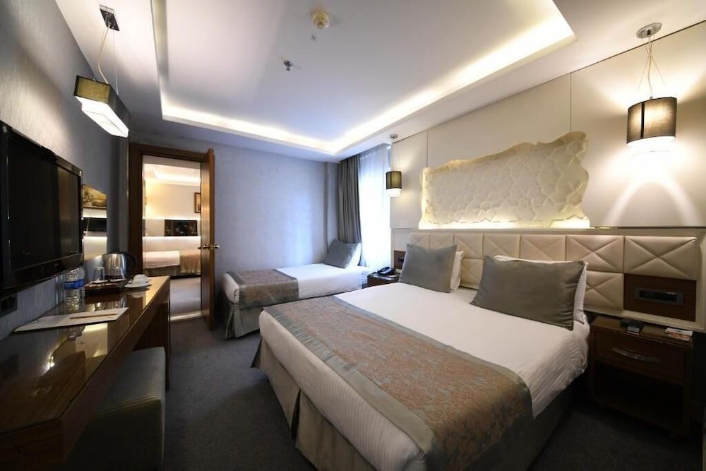 Family Room, Connecting Rooms