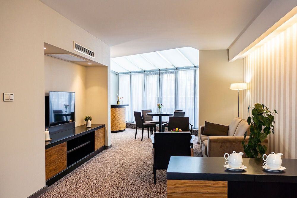 Hotel Avance Deluxe Suite, 1 Queen Bed 6