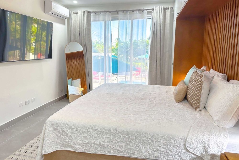 The Palms Resort Suite, 2 Bedrooms, Pool View 2