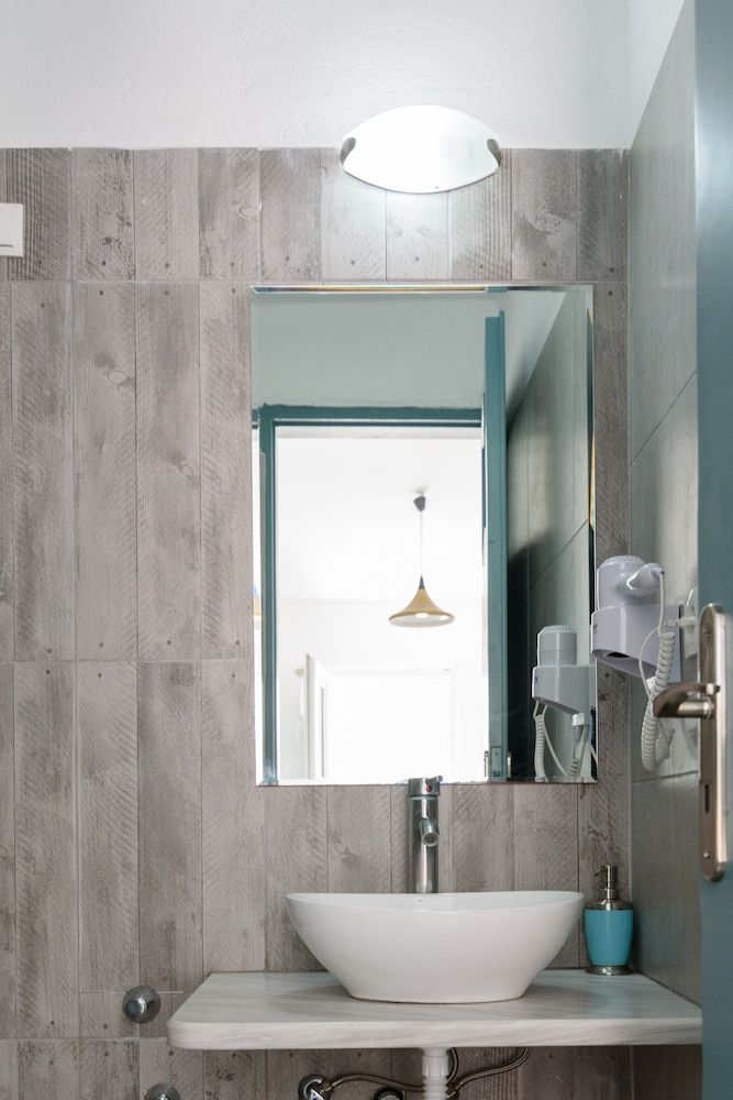 Iris Boutique Hotel Economy Room (Semi Basement) 7