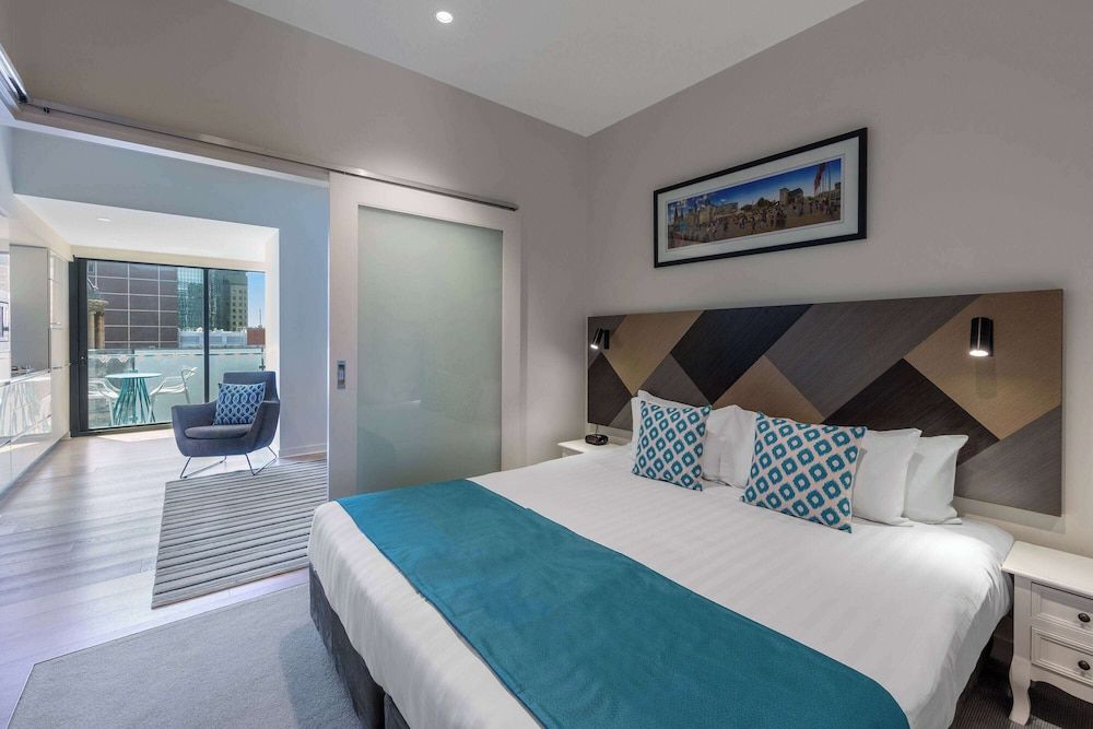 Wyndham Hotel Melbourne One Bedroom Apartment 3