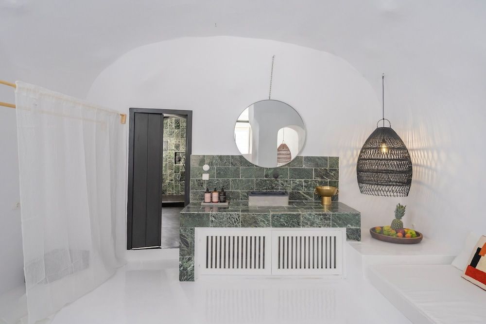 Sophia Luxury Suites Helidonia | Superior Suite with Outdoor Plunge Pool & Caldera View ~ 3 pax 13