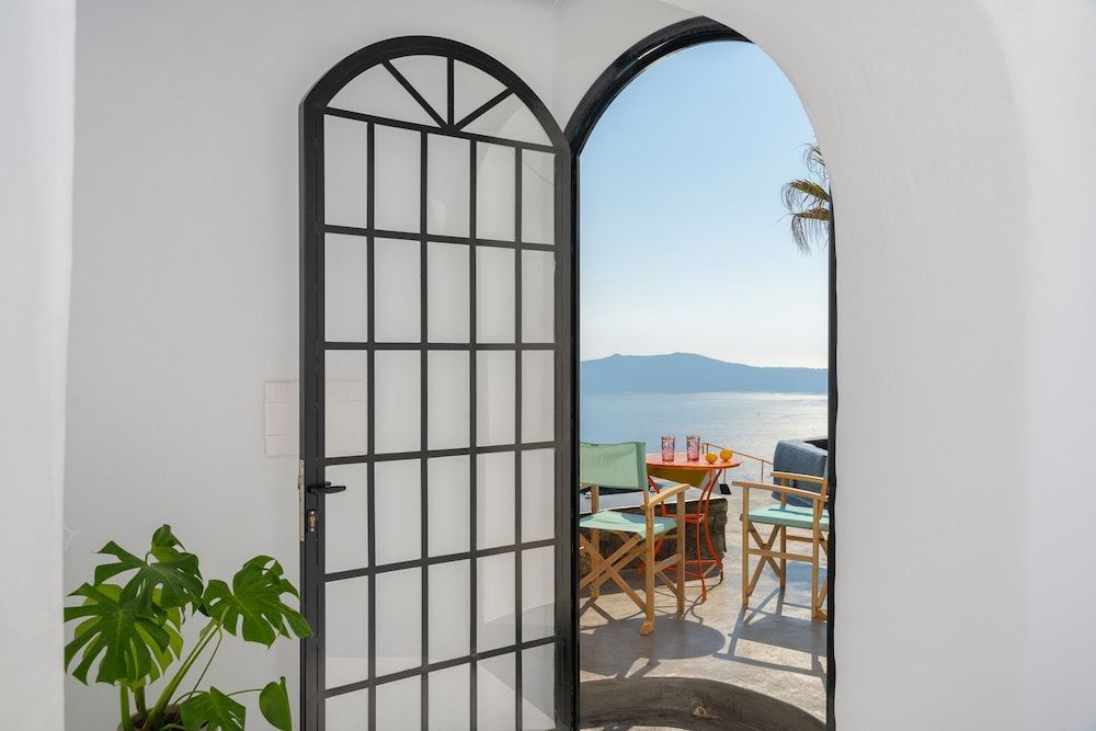 Sophia Luxury Suites Helidonia | Superior Suite with Outdoor Plunge Pool & Caldera View ~ 3 pax 5