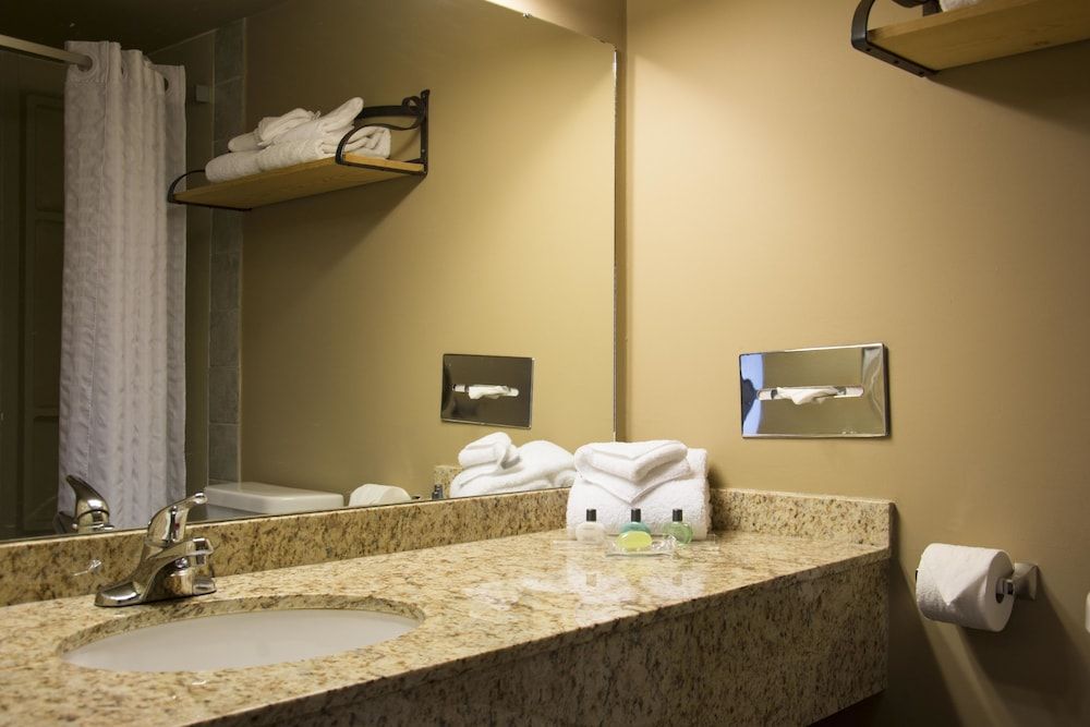 Tonquin Inn Standard Room, 2 Double Beds 5