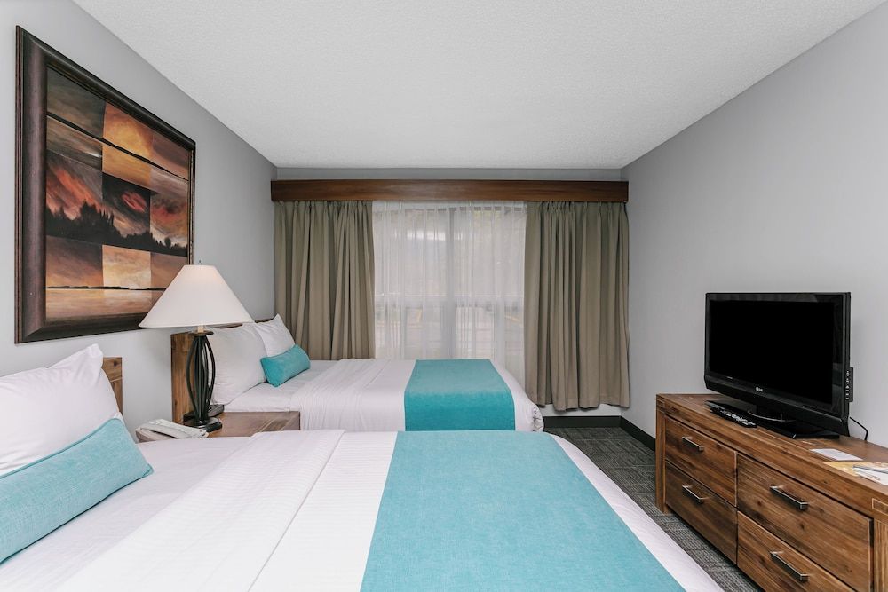 Tonquin Inn Standard Room, 2 Double Beds 2