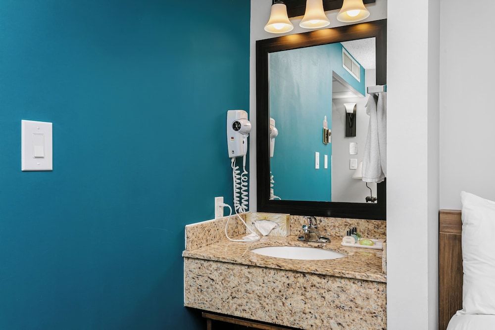 Tonquin Inn Standard Room, 2 Double Beds 7