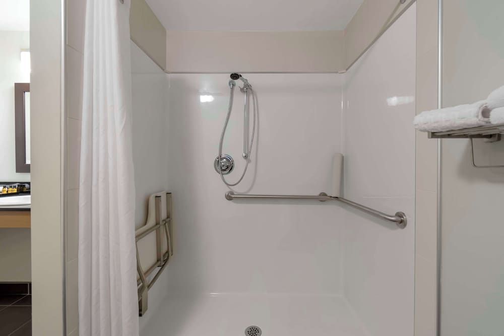 Best Western Plus Airport Inn & Suites Suite, 1 King Bed, Accessible, Kitchen (with Sofabed, Full Kitchen) 6