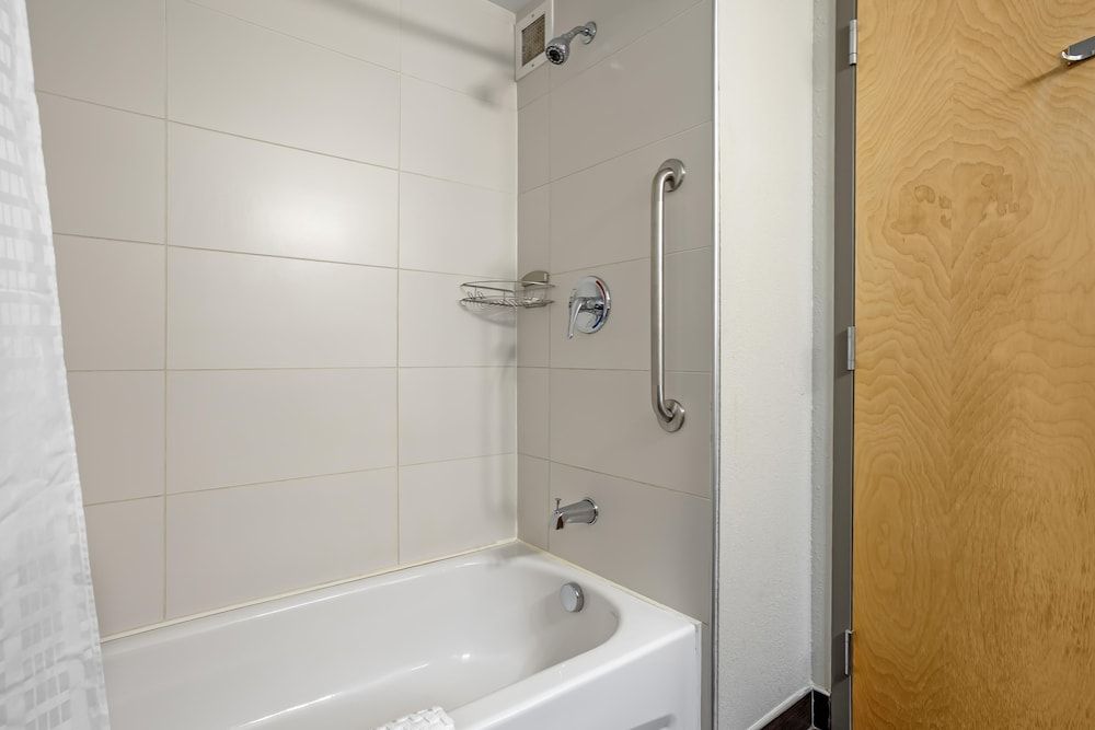 Best Western Plus Airport Inn & Suites Standard Room, 2 Queen Beds, Non Smoking, Kitchen (with Sofabed, Full Kitchen) 7