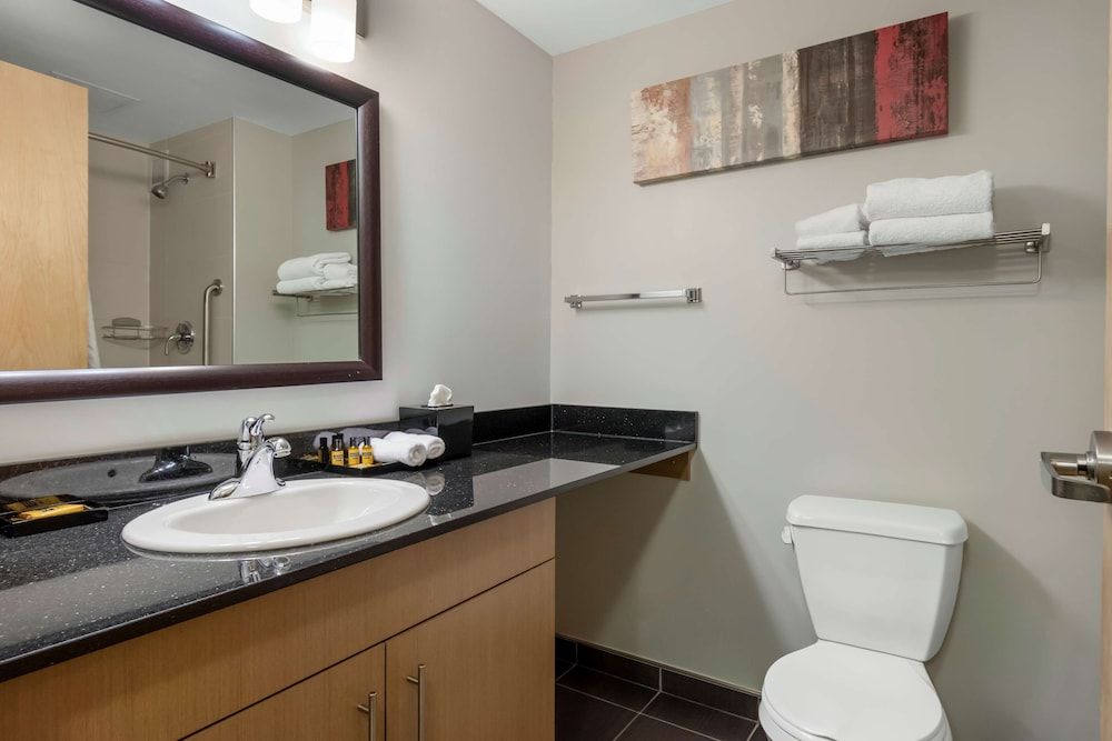 Best Western Plus Airport Inn & Suites Standard Room, 2 Queen Beds, Non Smoking, Kitchen (with Sofabed, Full Kitchen) 6