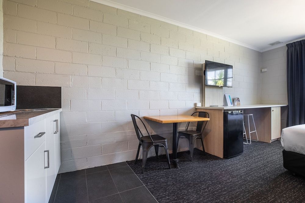 The Mulgrave Motel Superior Room, Kitchenette, Garden View 3