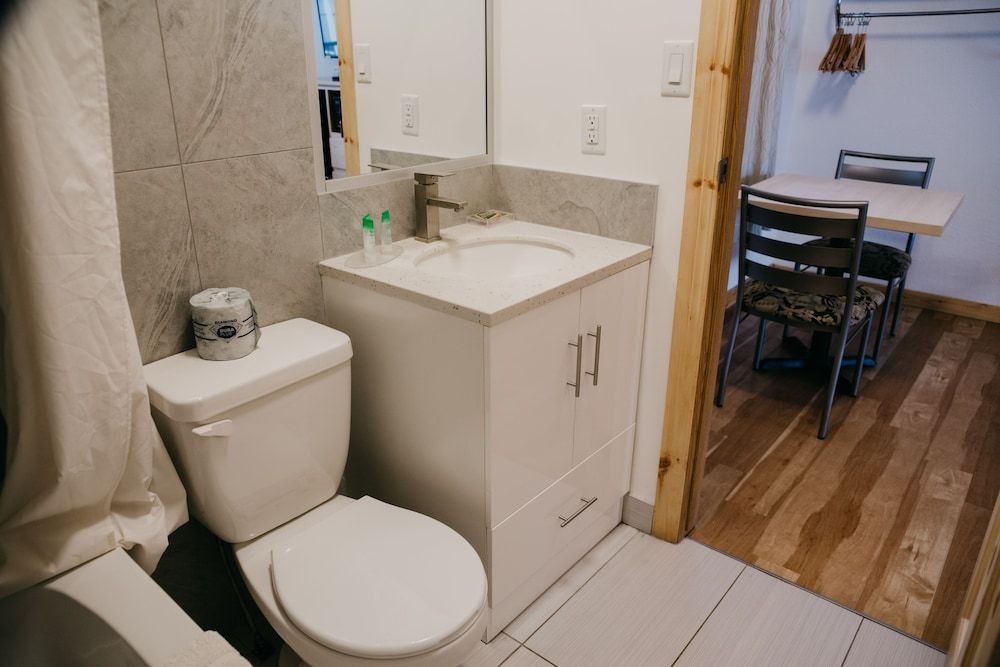 Golden Village Lodge Standard Room, 2 Queen Beds 7