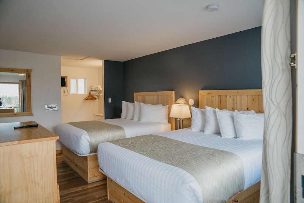 Golden Village Lodge Standard Room, 2 Queen Beds 4