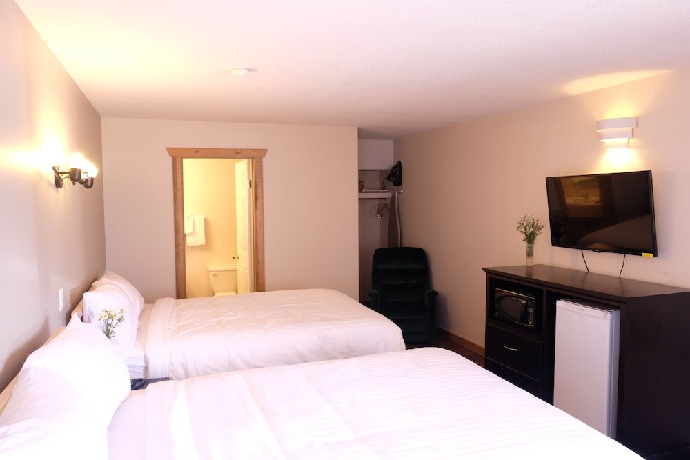 Golden Village Lodge Standard Room, 2 Queen Beds 2