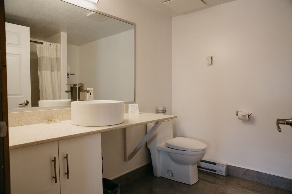 Golden Village Lodge Standard Room, 2 Queen Beds 5