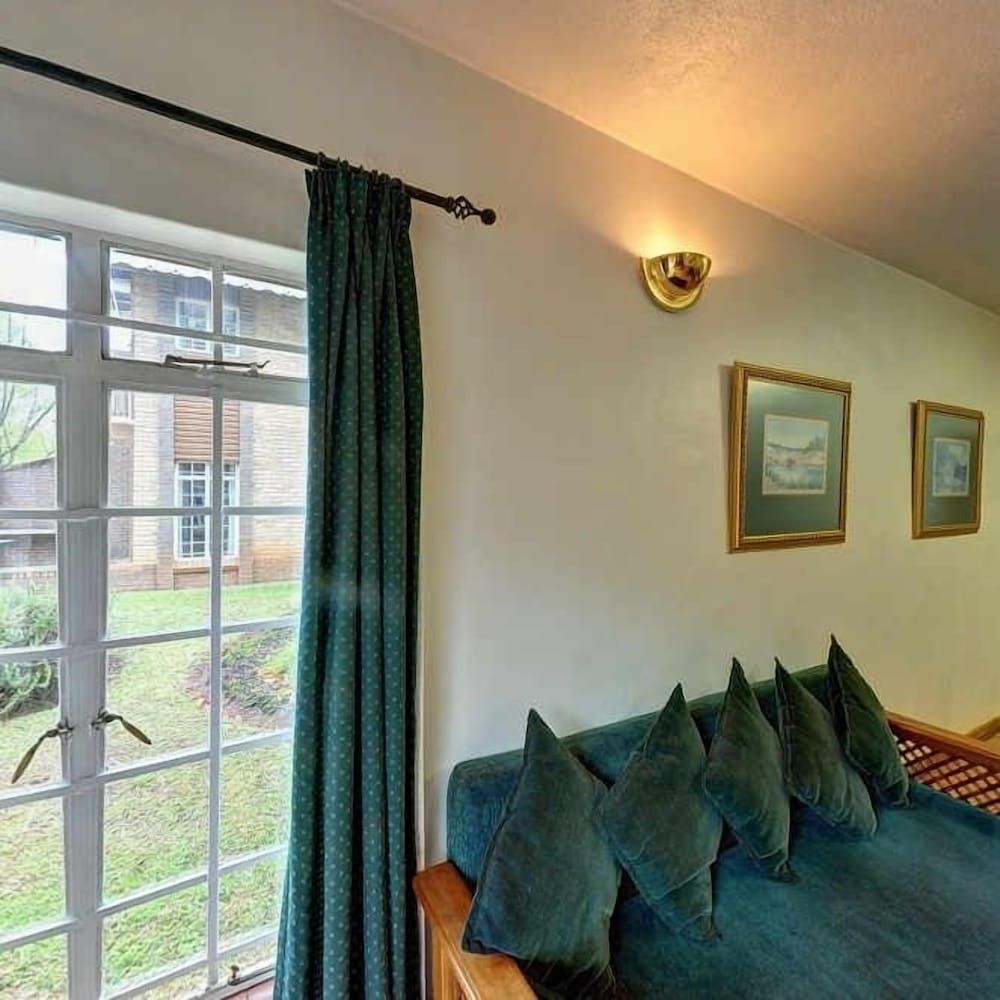 Merry Pebbles Resort & Caravan Park Cottage, 2 Bedrooms (Drakensburg ) 2