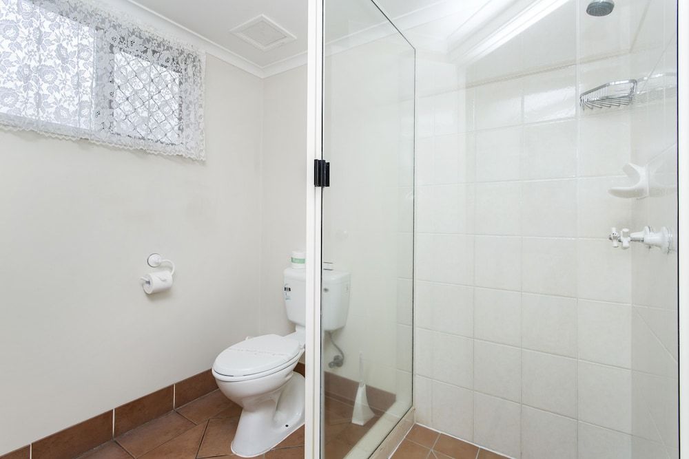 Glenmore Tavern Studio Twin 3