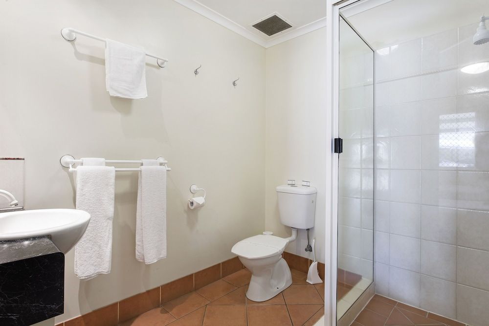 Glenmore Tavern Studio Twin 4