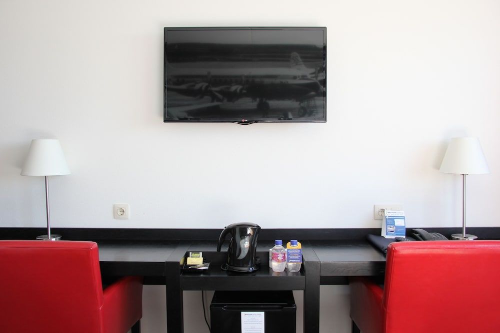 Bastion Hotel Amsterdam Airport Deluxe Room, 1 King Bed 4