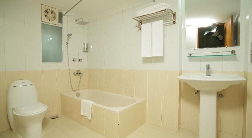 undefined Richmond Hotel & Suites 8