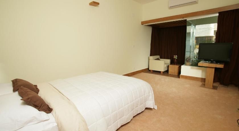 undefined Richmond Hotel & Suites 5