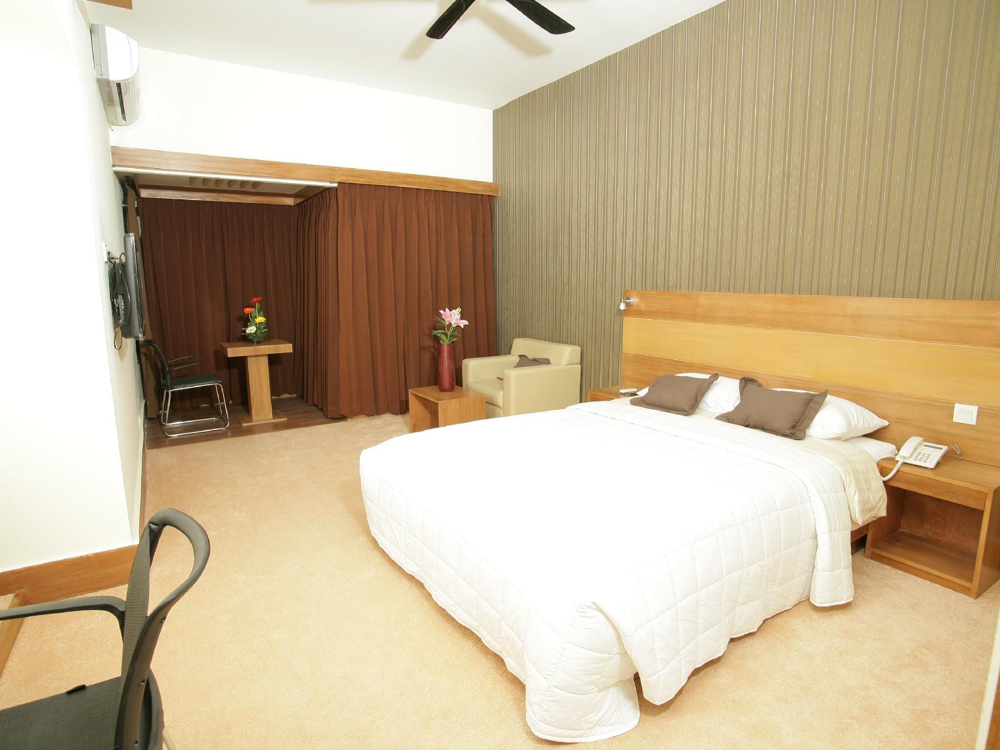 undefined Richmond Hotel & Suites 9