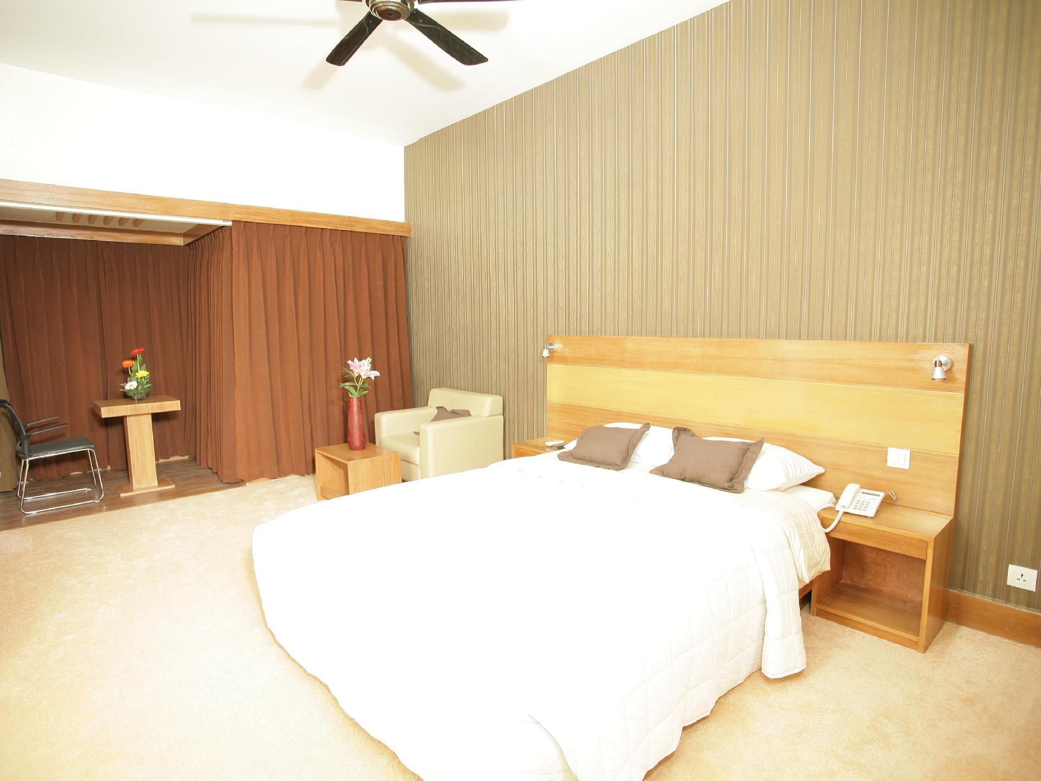undefined Richmond Hotel & Suites 10